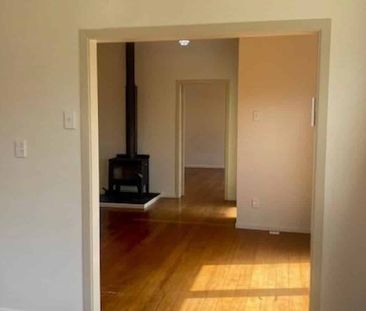 ELEVATED & SUNNY - 3 BEDROOMS. 1 BATHROOM HOUSE - Photo 5