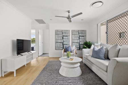 Immaculate Family Home with Ducted Aircon, Solar and Spacious Living ! - Photo 2