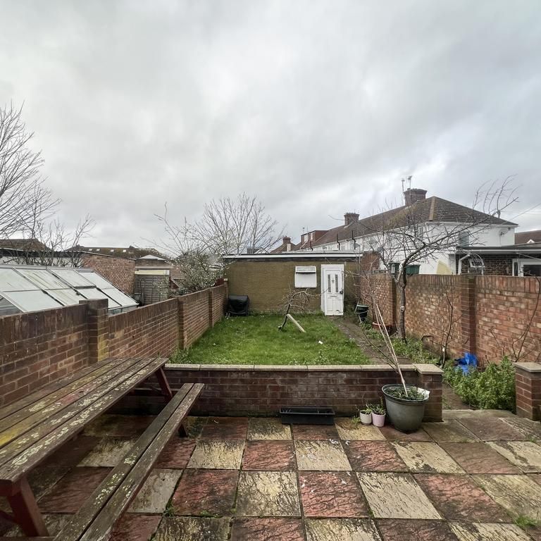 3 bedroom apartment to rent - Photo 1