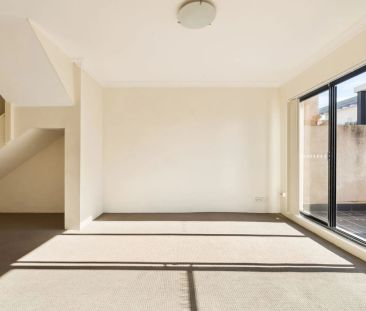 Spacious Top-Floor Apartment with Stunning Views | Dual-Level - Photo 3