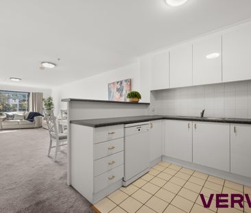 FULLY FURNISHED CENTRAL CITY LIVING - Photo 3