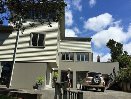 Large furnished executive home by beach - Photo 5