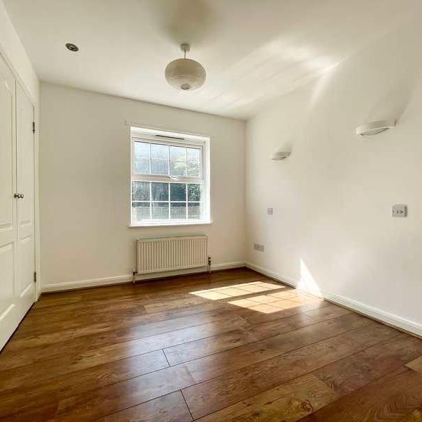 Batts Hill, Redhill, RH1 - Photo 1