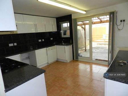 3 bedroom terraced house to rent - Photo 4