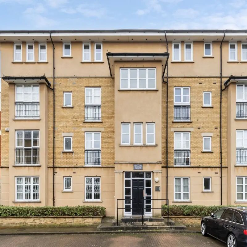 2 bedroom flat in Chiswick - Photo 1