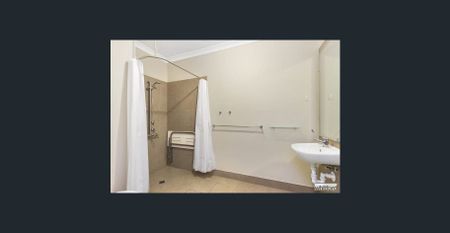 3 Showers / 6 beds across from Uni - Photo 4