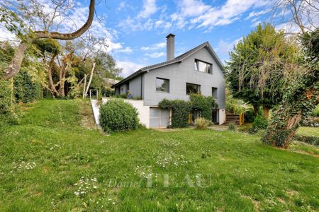 Rueil-Malmaison - Maison familiale avec jardin, beaux volumes. - Photo 3