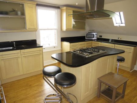 2 bedroom flat to rent - Photo 2