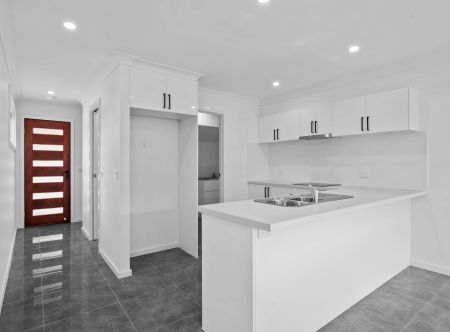 Stunning Townhouse - Photo 5