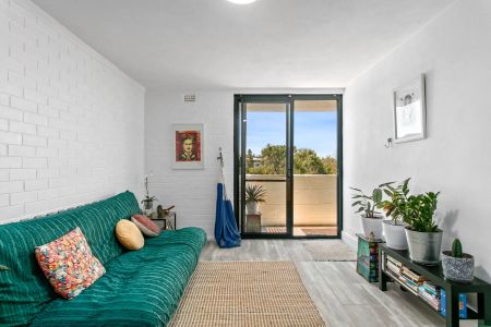 Bright Fourth-floor Apartment - Photo 2