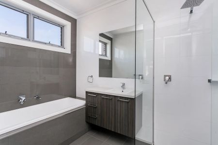 Three bedroom two bathroom in popular locale - Photo 4