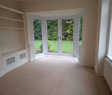 A spacious detached bungalow featuring two double bedrooms, a doubl... - Photo 4