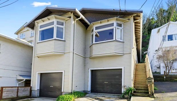 Modern 2-Bedroom Flat in the Heart of Aro Valley - Photo 1