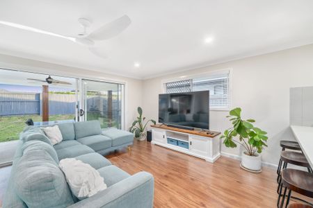 Cosy 5 Bedroom Nestled in the highly sought-after North Harbour Community - Photo 3