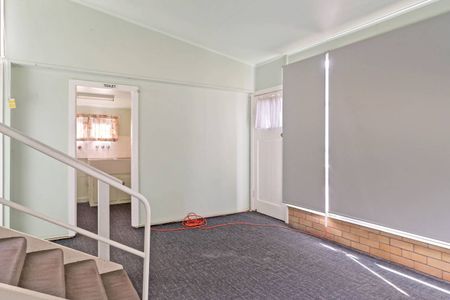 Neat Two Bedroom Cottage - Photo 3