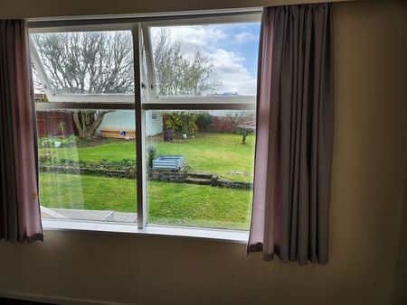 Cozy 3 bedroom house in a good neighbourhood - Photo 2