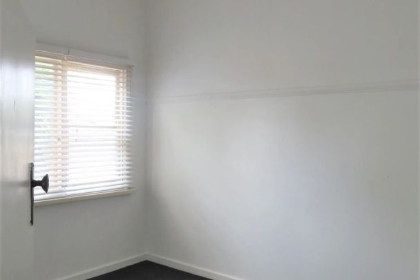 Cute, quaint and conveniently located. - Photo 1