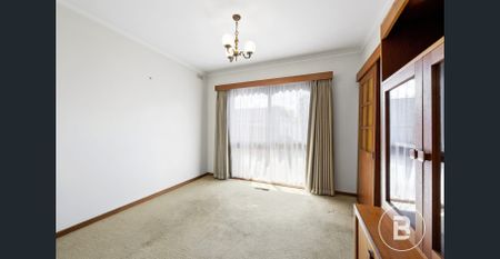 CLASSIC COMFORT & CHARM IN PRESTIGIOUS BROWNS PARADE - Photo 3