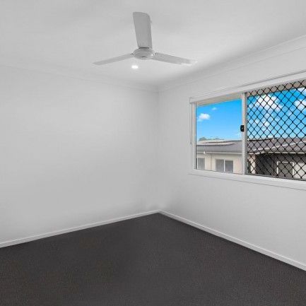 Modern Comfort & Lifestyle - 5 Years Young Townhouse in Prime Thornlands Location - Photo 1