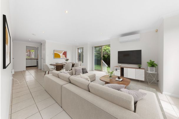 Freshly Renovated, Three Bedroom Townhouse with Gas Cooking and Air Conditioning! - Photo 1