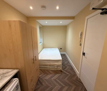 Studio Flat, Hanger Green, W5 - Photo 1