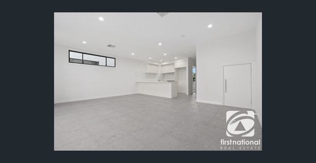 Modern Luxury Townhouse in Oran Park! - Photo 1