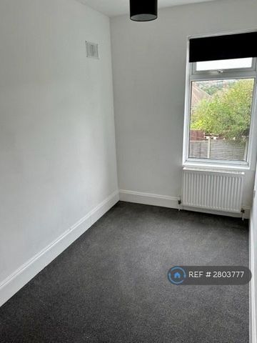 2 bedroom semi-detached house to rent - Photo 2