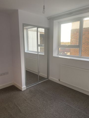 QUEENSWAY, BLETCHLEY - 2 BEDROOMS - Photo 3