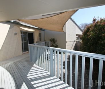 Impressive 3 bedroom ensuite townhouse with double garage - Photo 5