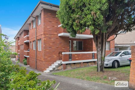 Charming Two-Bedroom Apartment in Roselands - Photo 4