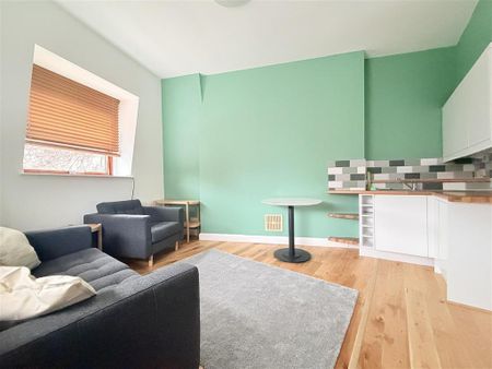 1 bedroom in a house share to rent - Photo 2