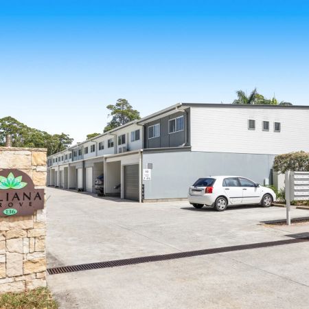 Light-Filled Townhouse Living with Leafy Outdoor Retreat - Photo 3
