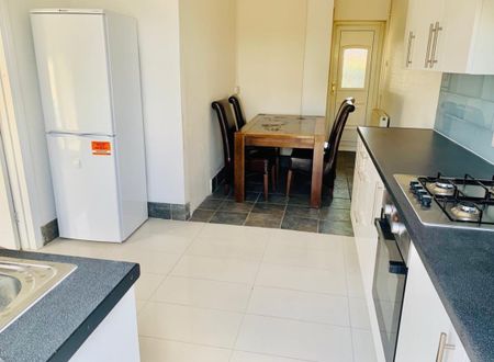 Room in a Shared House, Charlton Crescent, IG11 - Photo 3