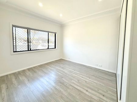 Freshly Painted family home - Photo 2