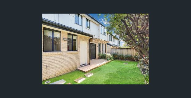 Large Townhouse in convenient Location - Photo 1