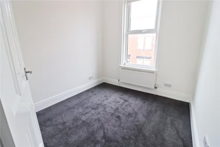 3 bedroom flat to rent - Photo 2