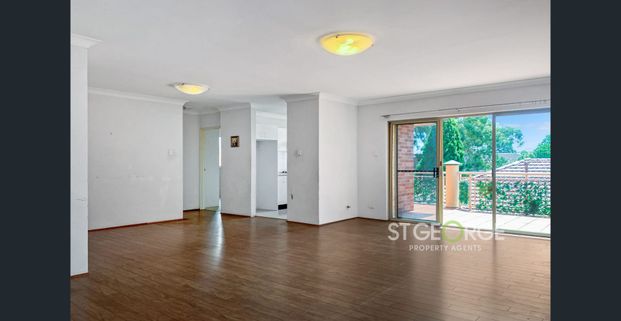 Spacious & Private Top Floor Apartment - Photo 1