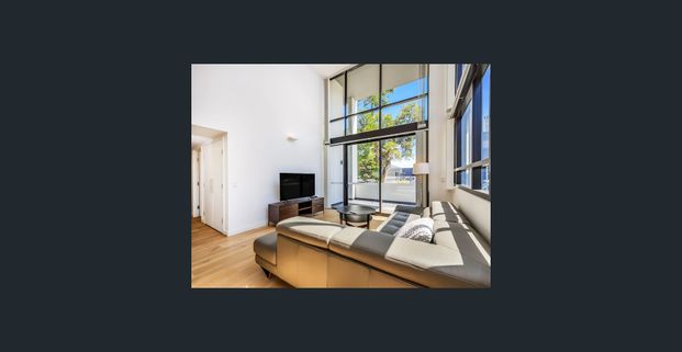 Large fully furnished dual level three bedroom apartment for rent!! - Photo 1