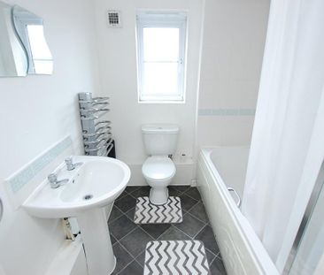 3 bedroom apartment to rent - Photo 4