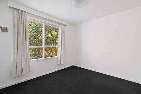 Freshly painted throughout, stones throw to Fitzroy street, with Off Street Parking! - Photo 2