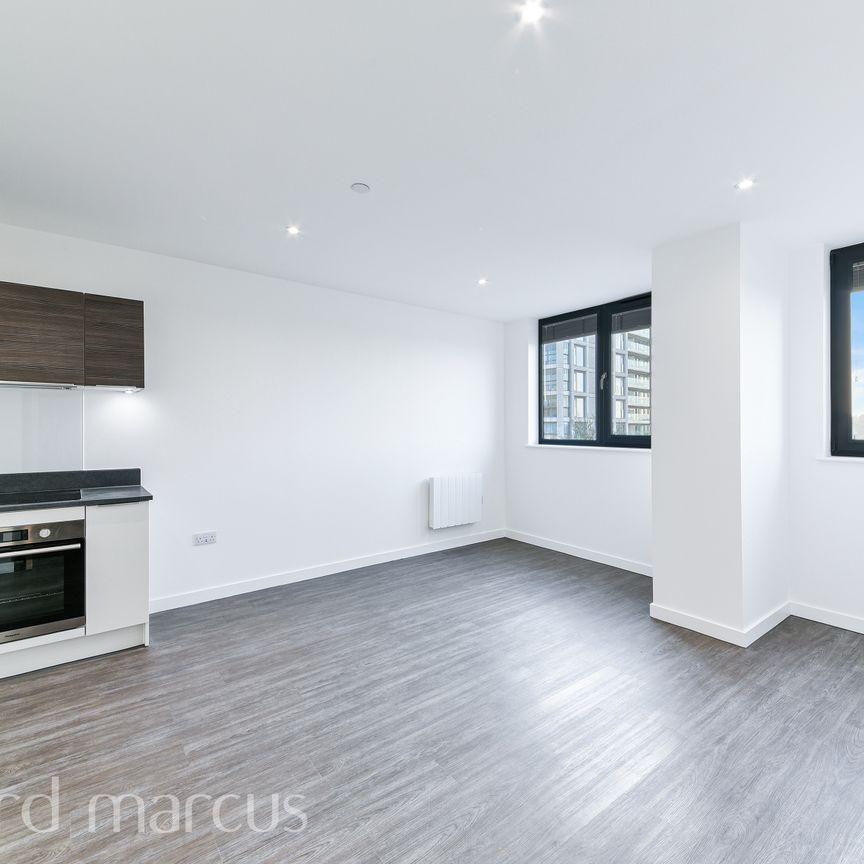 High Road, Whetstone - Photo 1