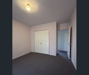 Sunny two bedroom townhouse in a great Coburg location! - Photo 1