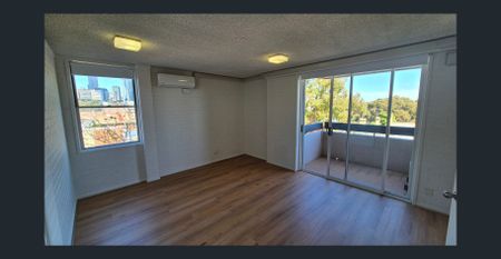 Bright 2 Bedroom Corner Apartment - Photo 3