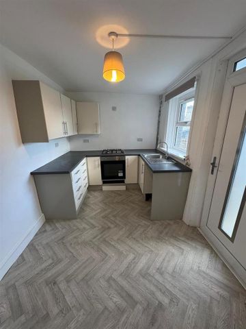 2 bedroom terraced house to rent - Photo 3