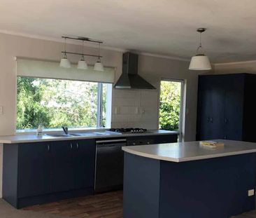 5 Bedrooms and 3 Bathrooms in Whangaparaoa - Photo 4