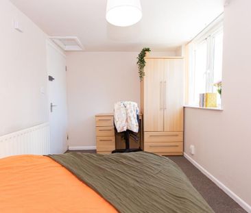 3 bedroom flat to rent - Photo 4