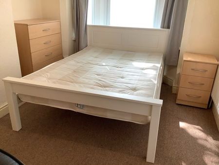 4 Bedroom Terraced To Rent in Nottingham - Photo 2