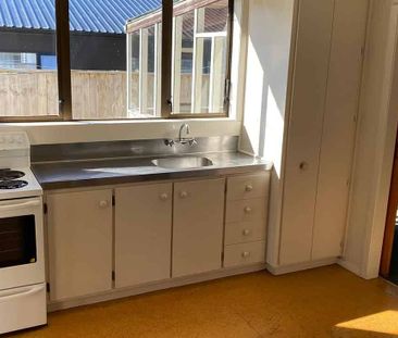 Central 3BR fully fenced home with sunroom - Photo 4