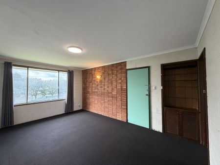 Low Maintenance 2 Bedroom Flat.... - Photo 3