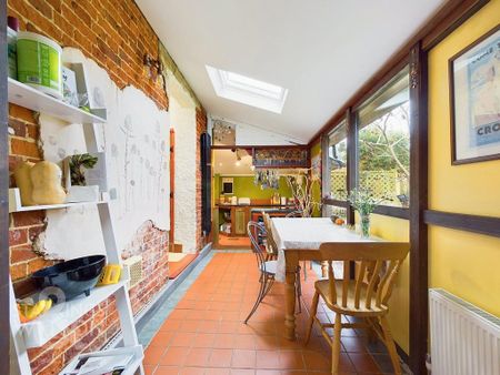 4 bedroom semi-detached house to rent - Photo 5